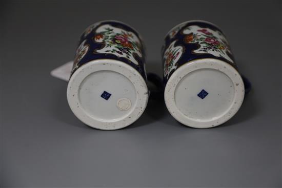 A good pair of small Worcester mugs, circa 1768, H. 8.5cm